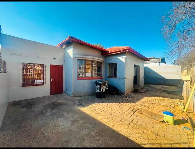 13 BEDROOM HOUSE FOR SALE IN BOKSBURG NORTH